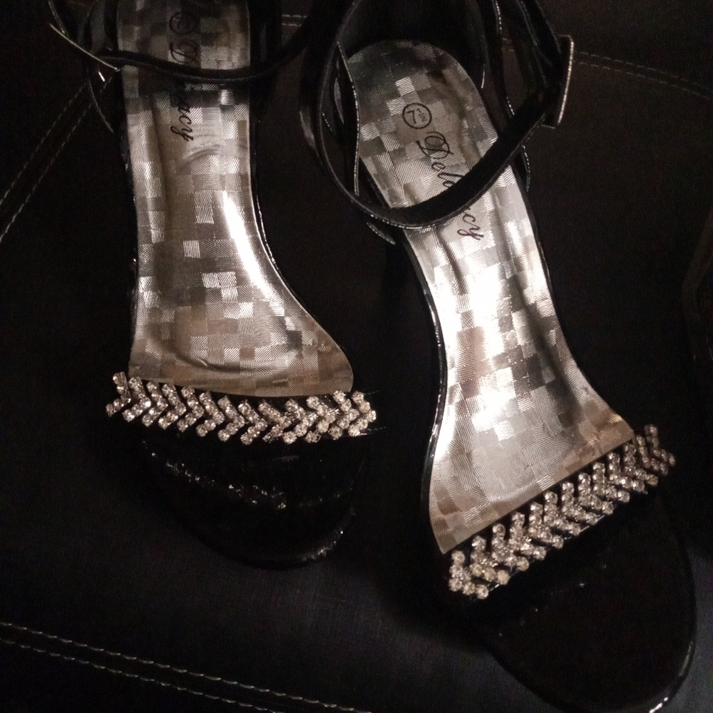 Delicacy heels with rhinestones